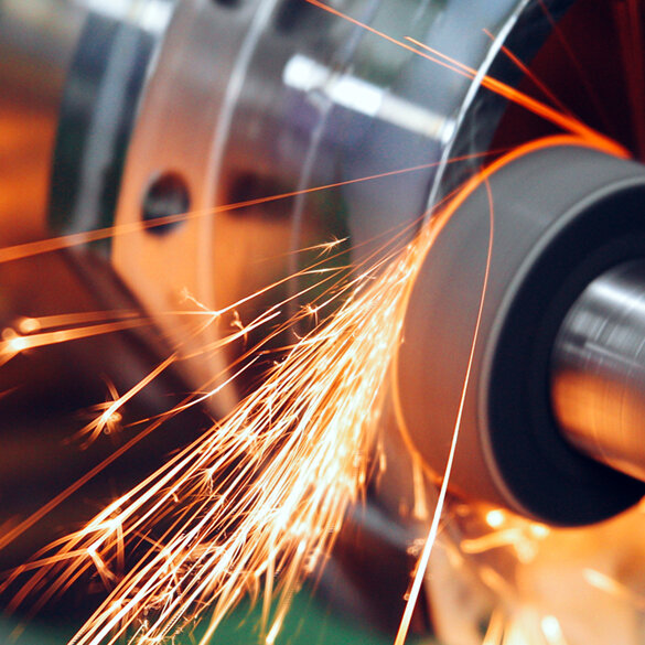 Funken fliegen aus einer Metall-Maschine 