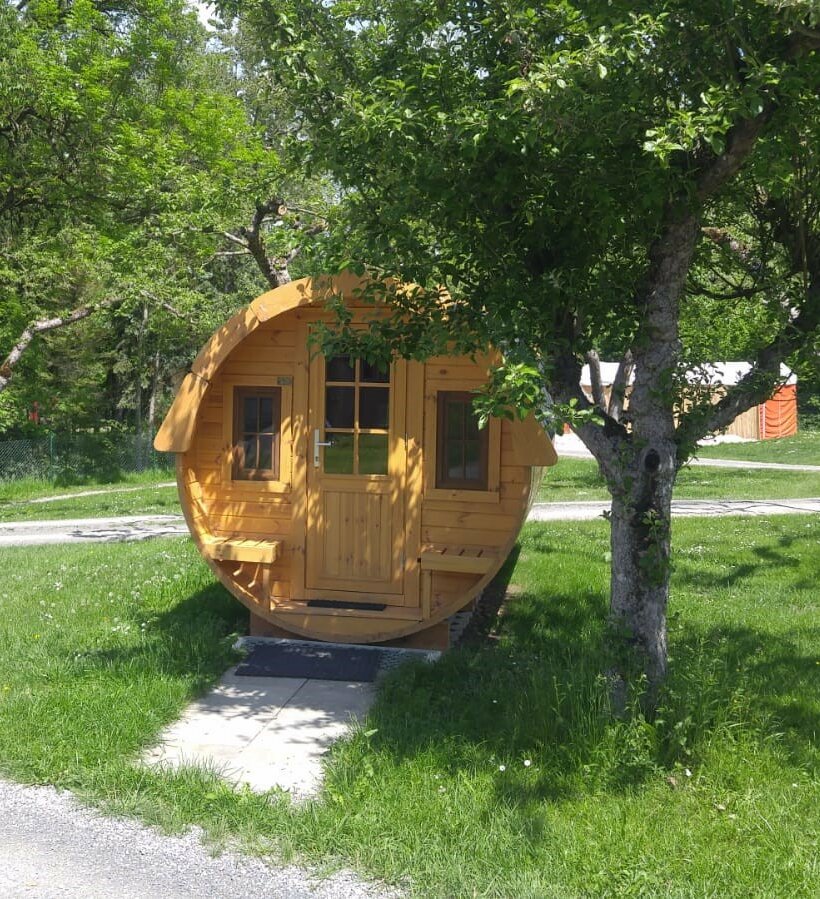 Großes Weinfass mit Türe und Fenstern