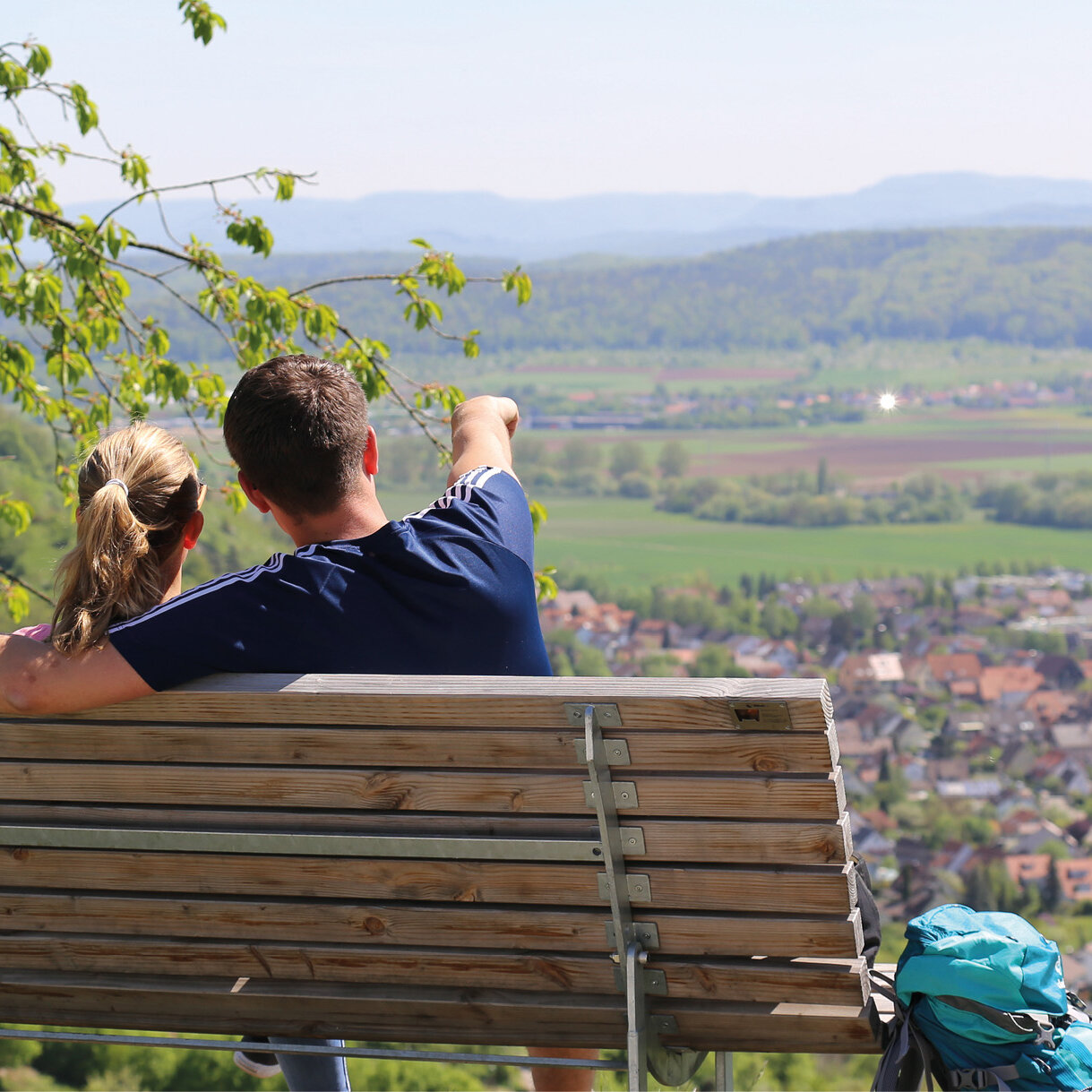 Paar auf Rastbank mit Fernblick