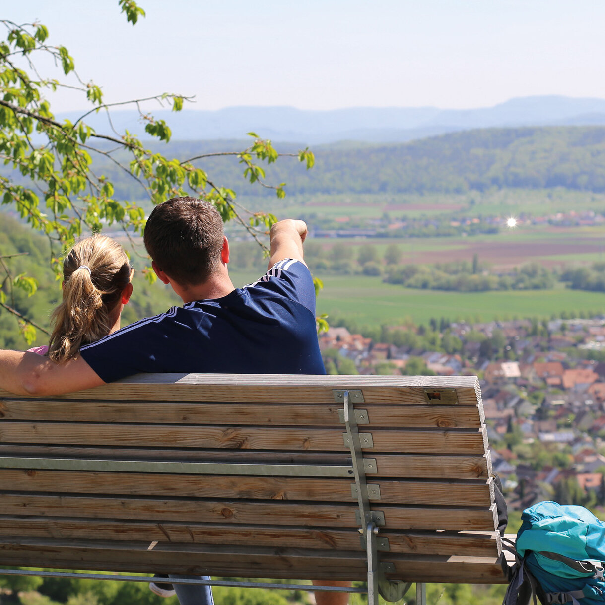 Paar auf Rastbank mit Fernblick