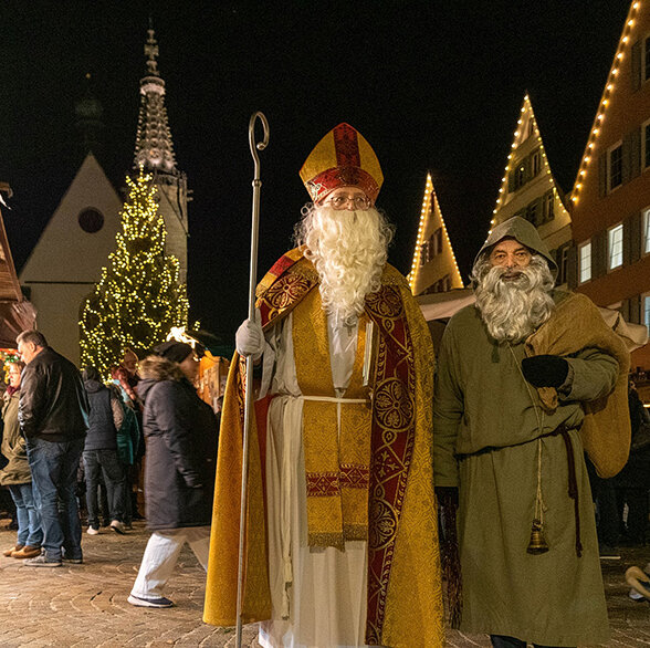 Männer mit Nikolaus- und Knecht Ruprecht Verkleidung auf dem Nikolausmarkt