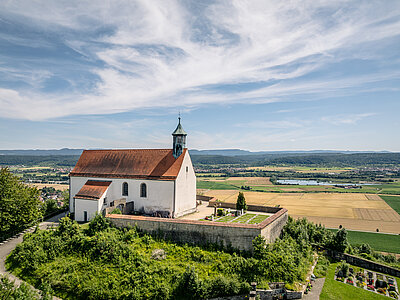 Blick auf Wurmlinger Kapelle Wanderer zeigen auf die Wurmlinger Kapelle