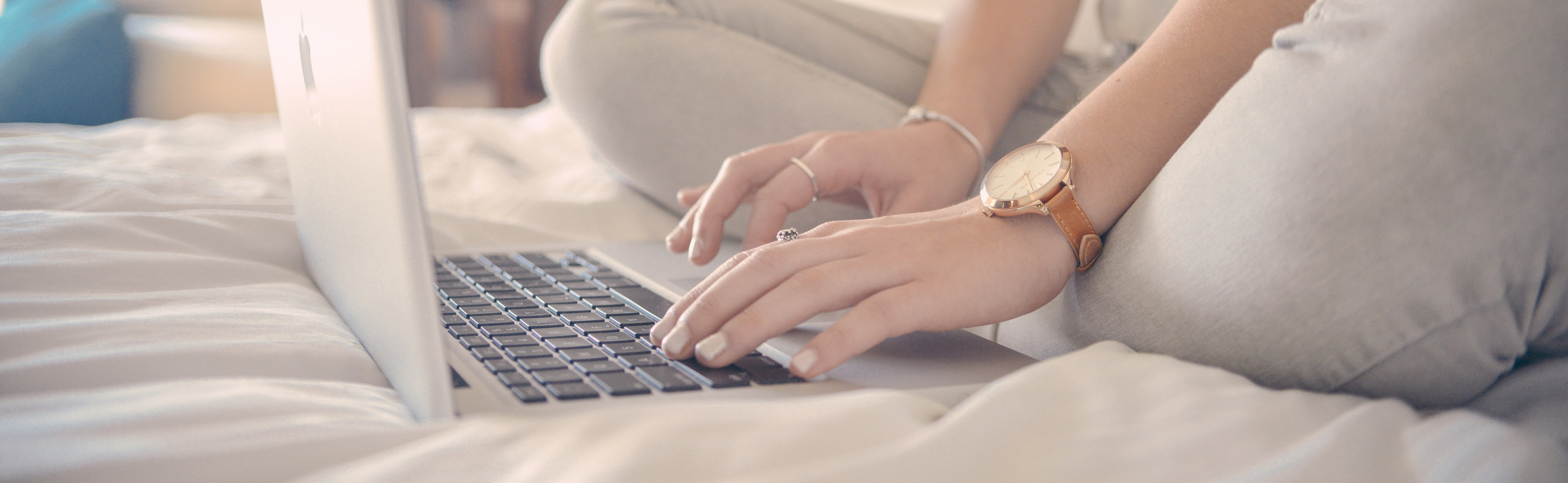 Schreiben auf einem Laptop