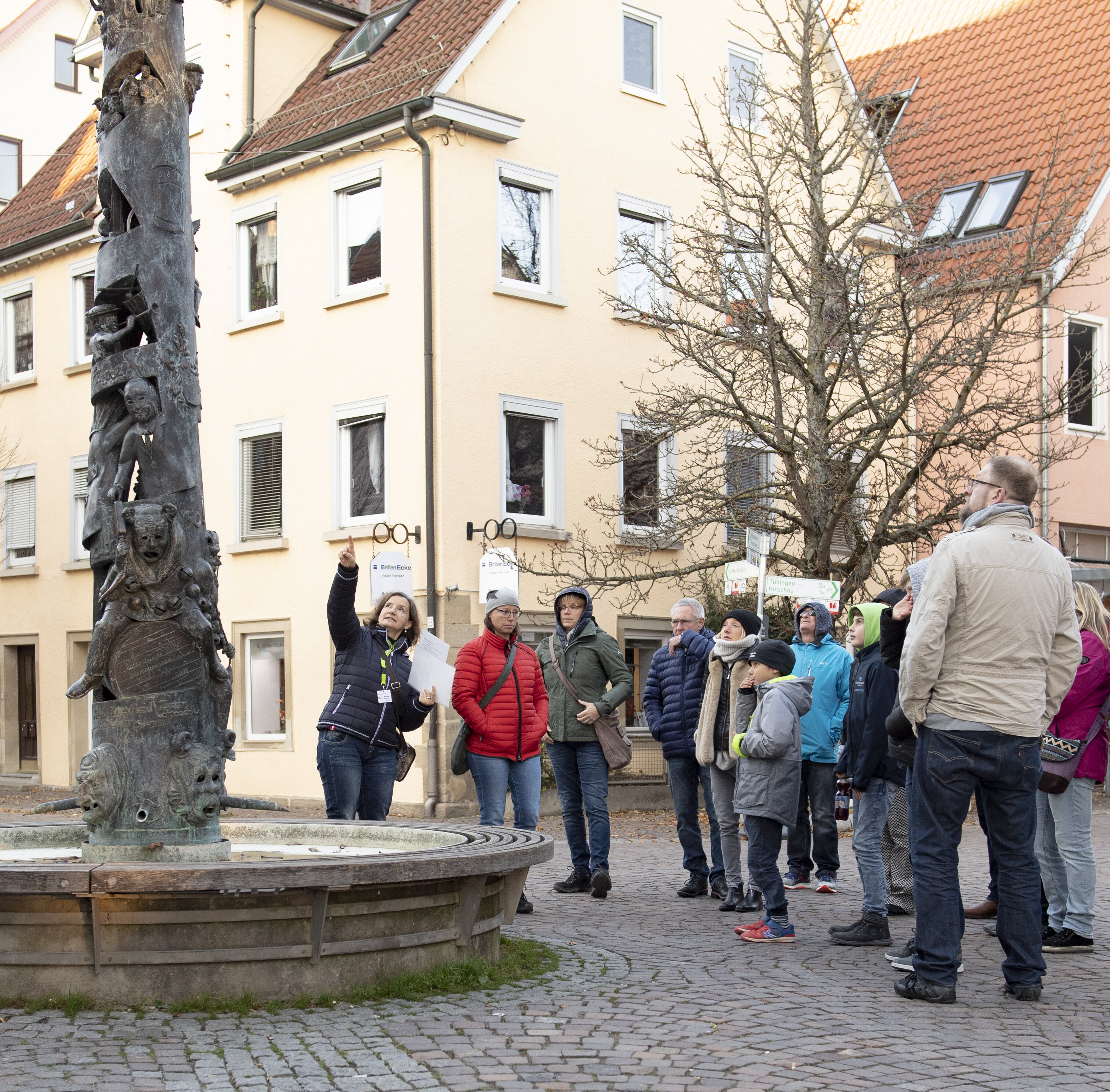 Stadtführerin mit Gruppe am Narrenbrunnen