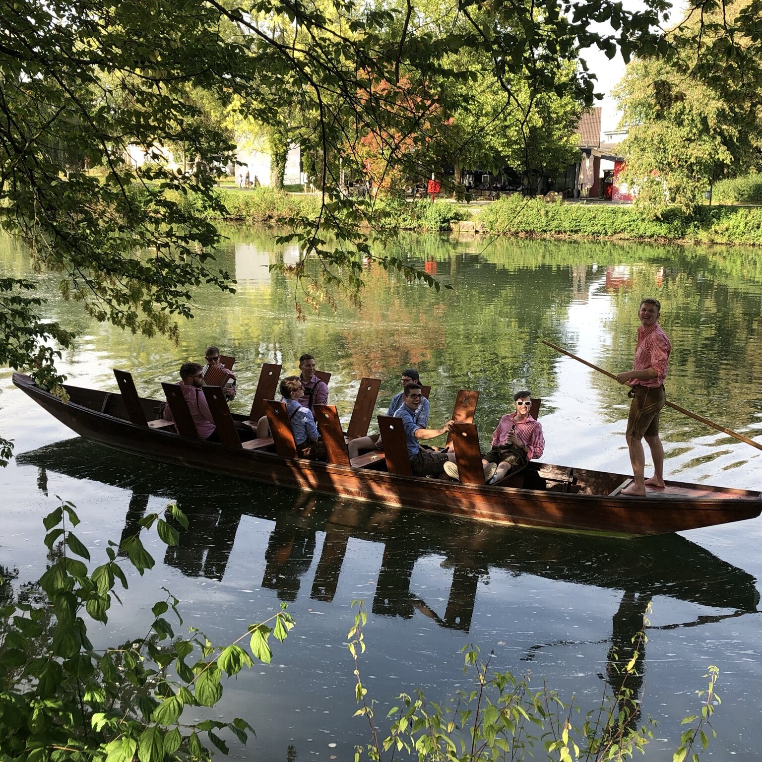 Junge Männer in einem Stocherkahn auf dem Neckar 