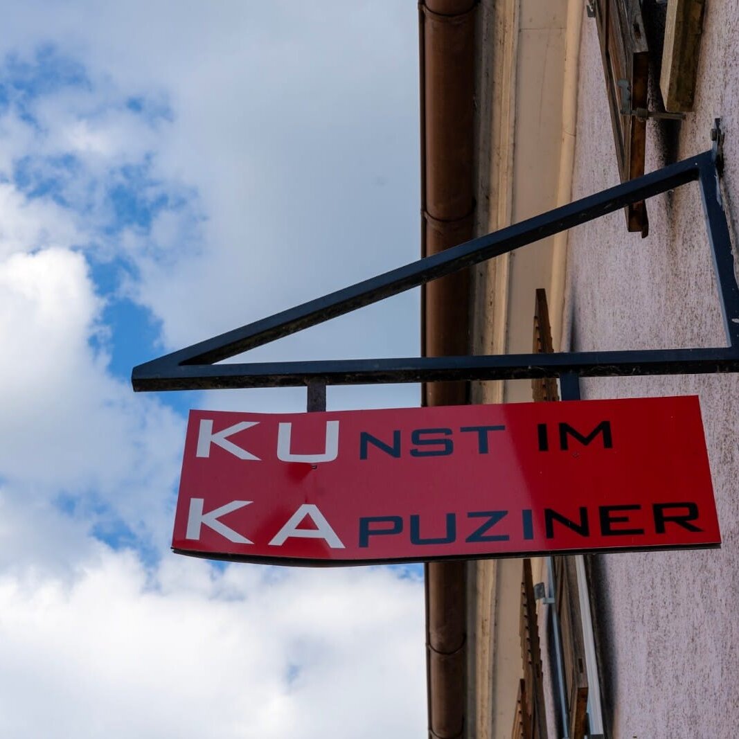 Schild Kunst im Kapuziner