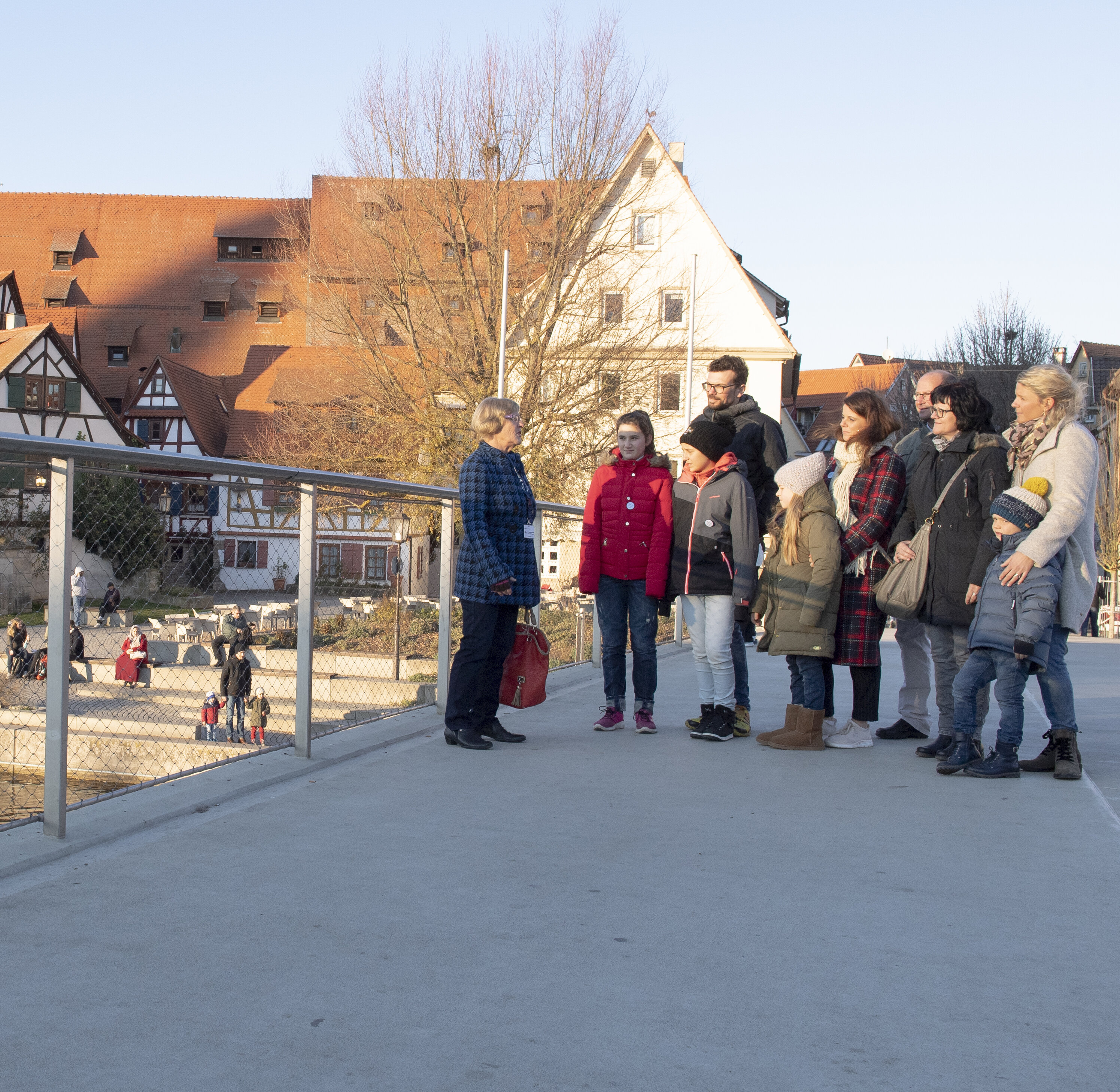 Stadtführerin mit Gruppe auf der Neckarbrücke