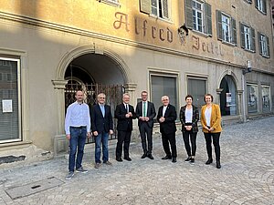 Vor dem historischen Jeckel-Gebäude (von links): Klaus Hildenbrand, Volker Derbogen vom Eigenbetrieb Wohnbau Rottenburg am Neckar, Clemens Stroppel, Stephan Neher, Bischof Gebhard Fürst, Simone Schmid und Christina Gsell. Bild: Stadt Rottenburg