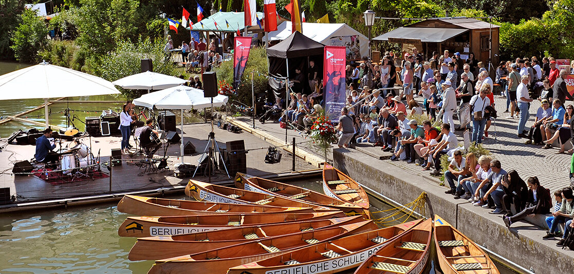 Veranstaltung am Neckarufer mit Publikum 