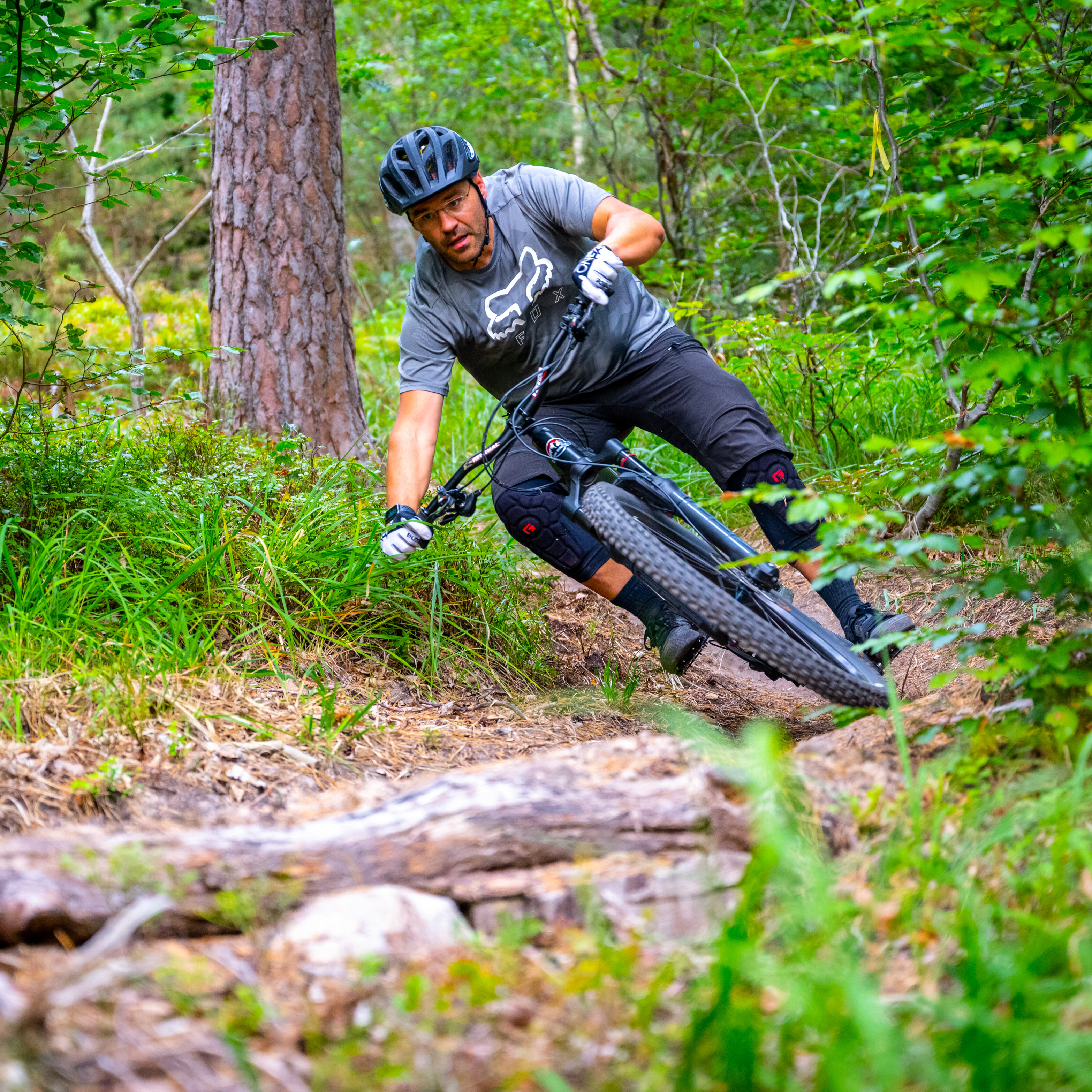 Ein Mann fährt auf einem Mountainbike im Wald