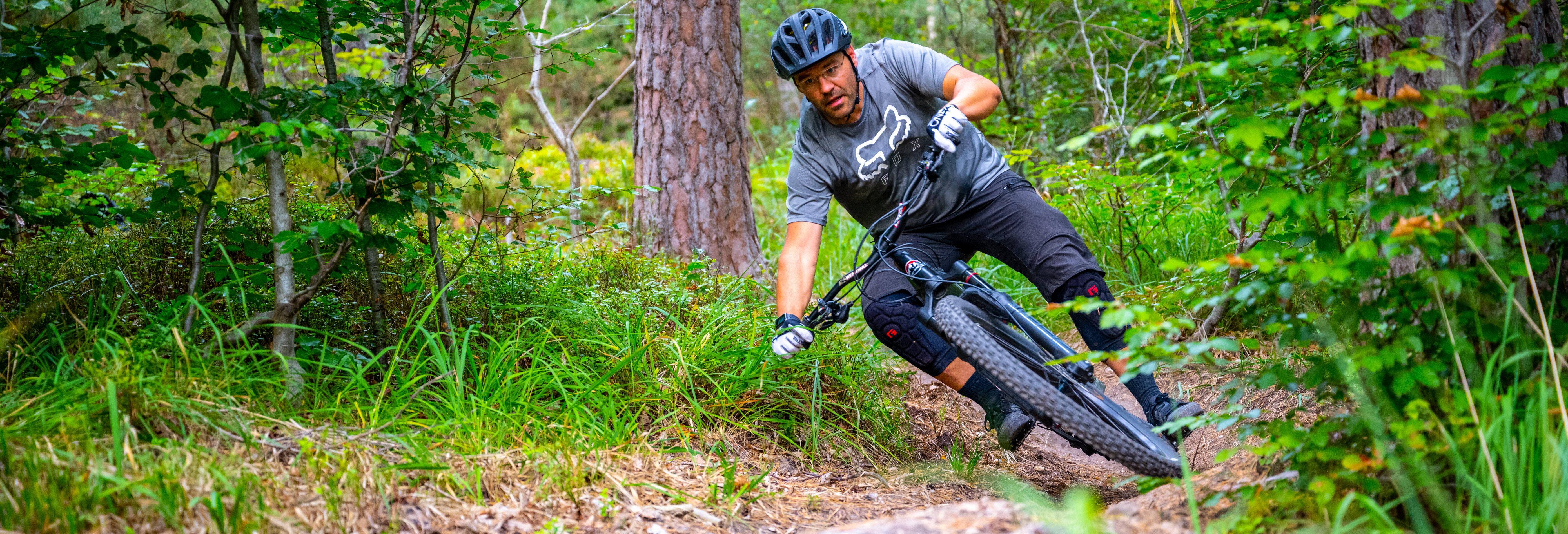 Ein Mann fährt auf einem Mountainbike im Wald