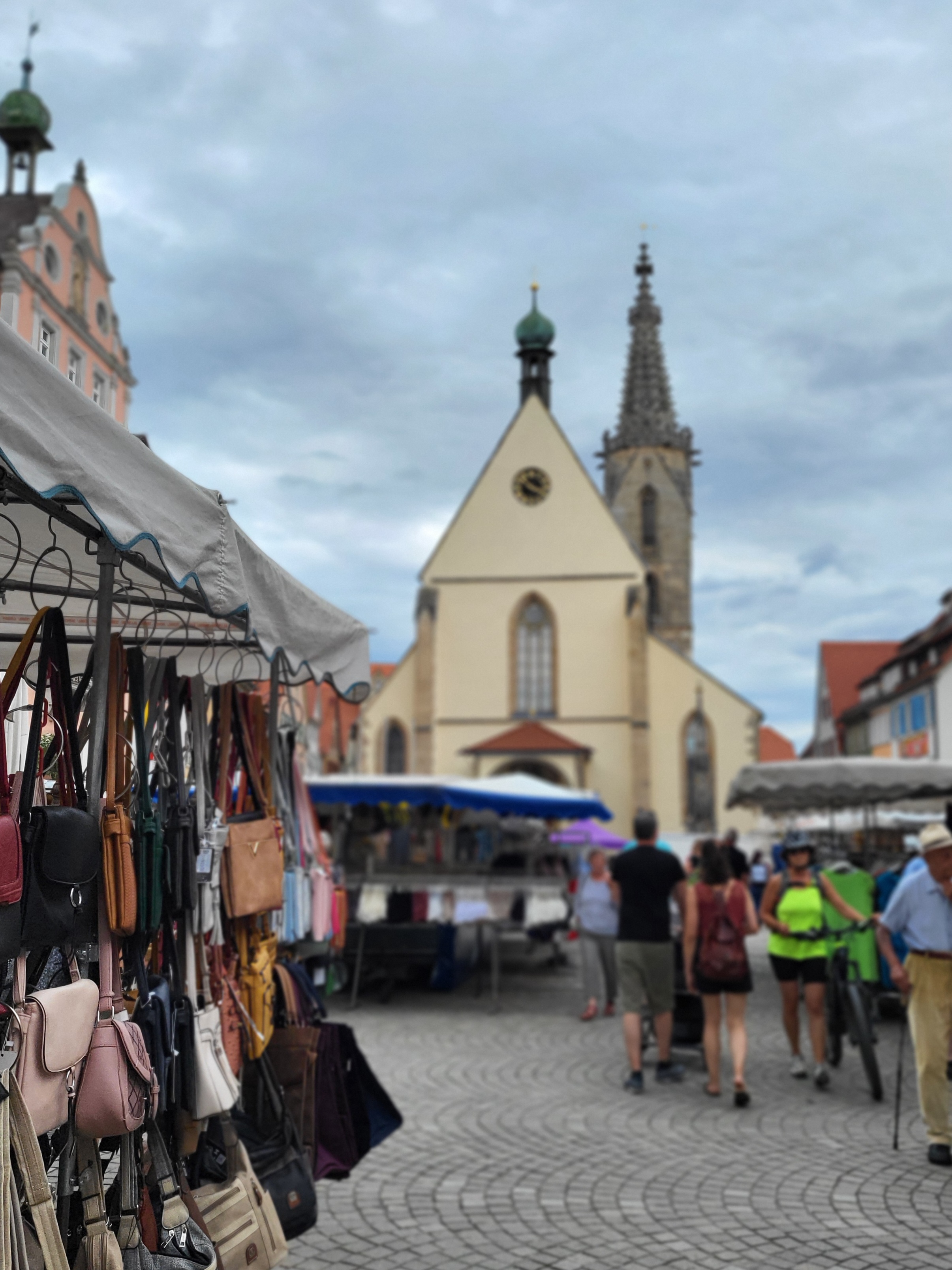 Jahrmarkt mit Ständen auf dem Rottenburger Marktplatz vor dem Dom