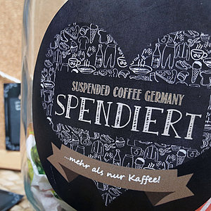 Werbeschild für "Suspended Coffee"