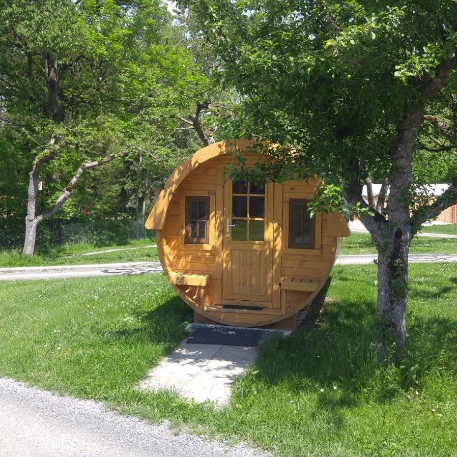 Großes Weinfass mit Eingangstür und Fenstern