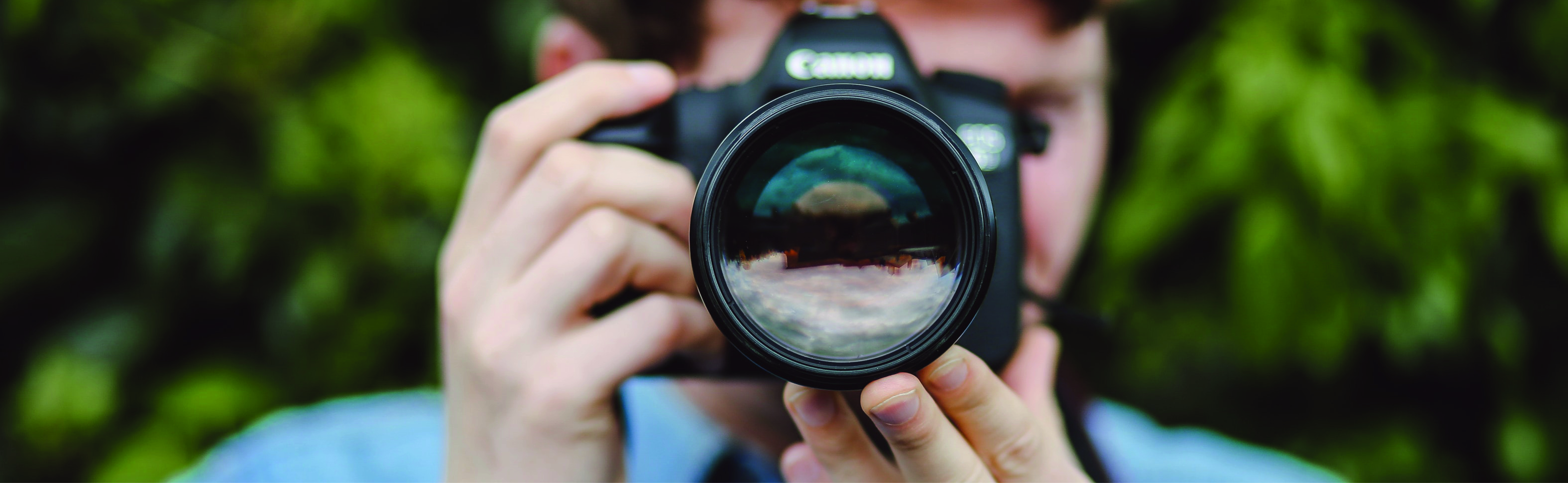 Mann fotografiert mit Kamera