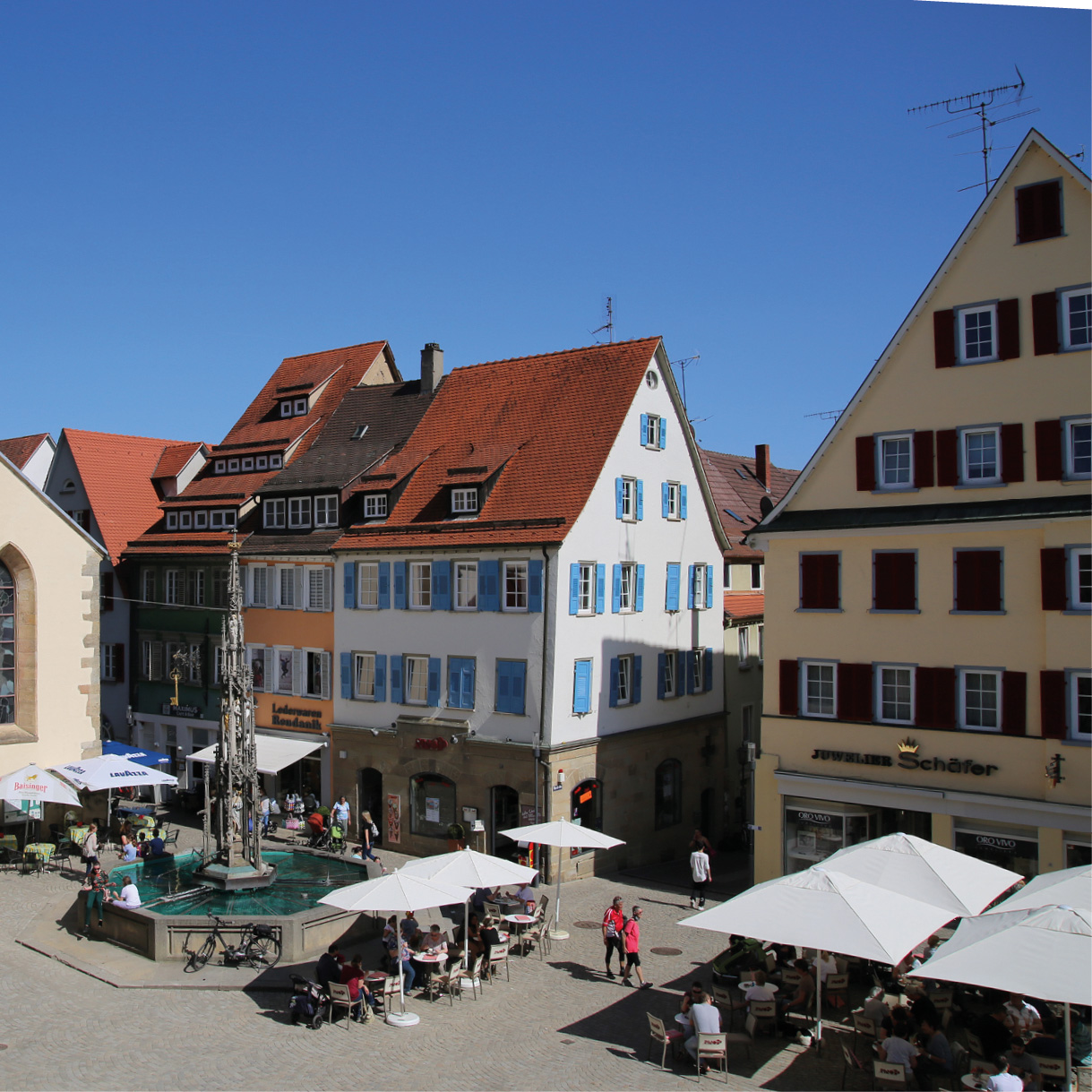 Menschen auf dem Marktplatz und Marktbrunnen von oben