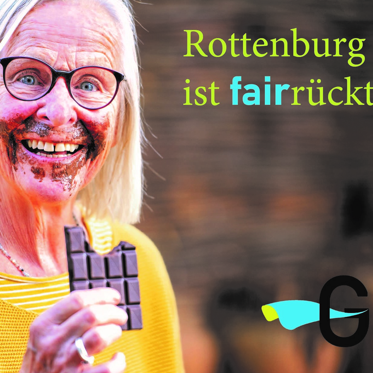 Frau isst Schokolade mit verschmiertem Gesicht