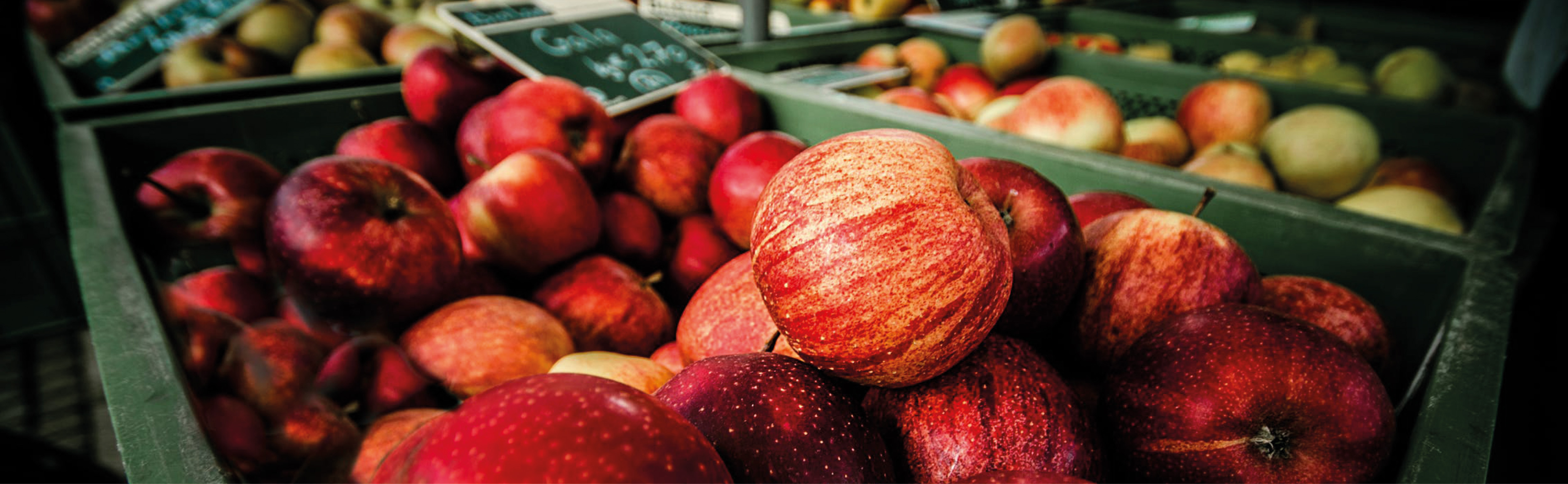 Kiste mit roten Äpfeln