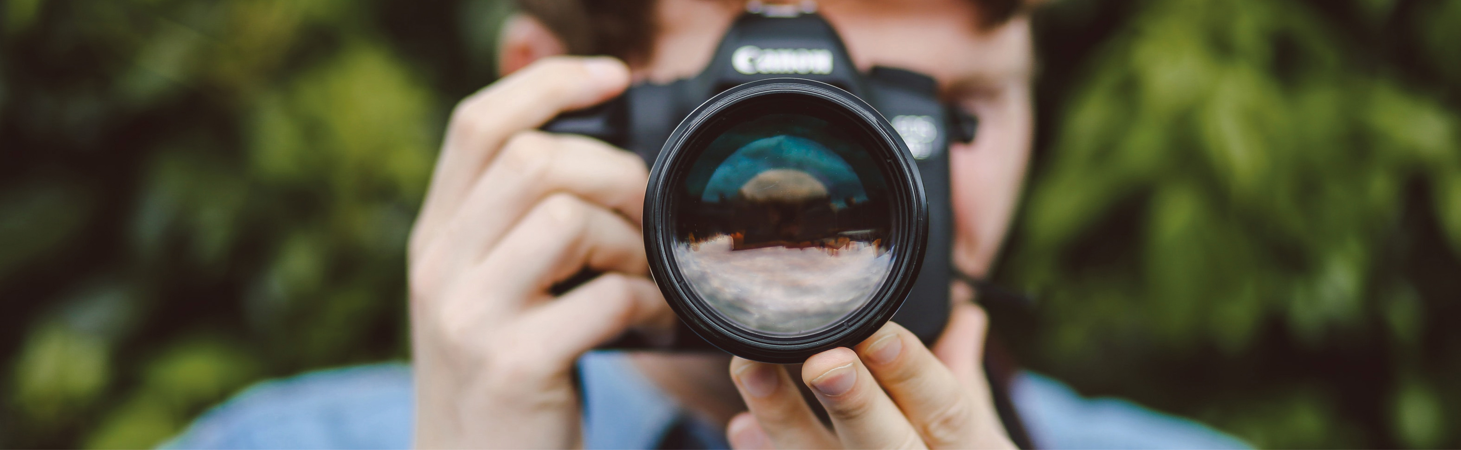 Mann fotografiert mit Kamera