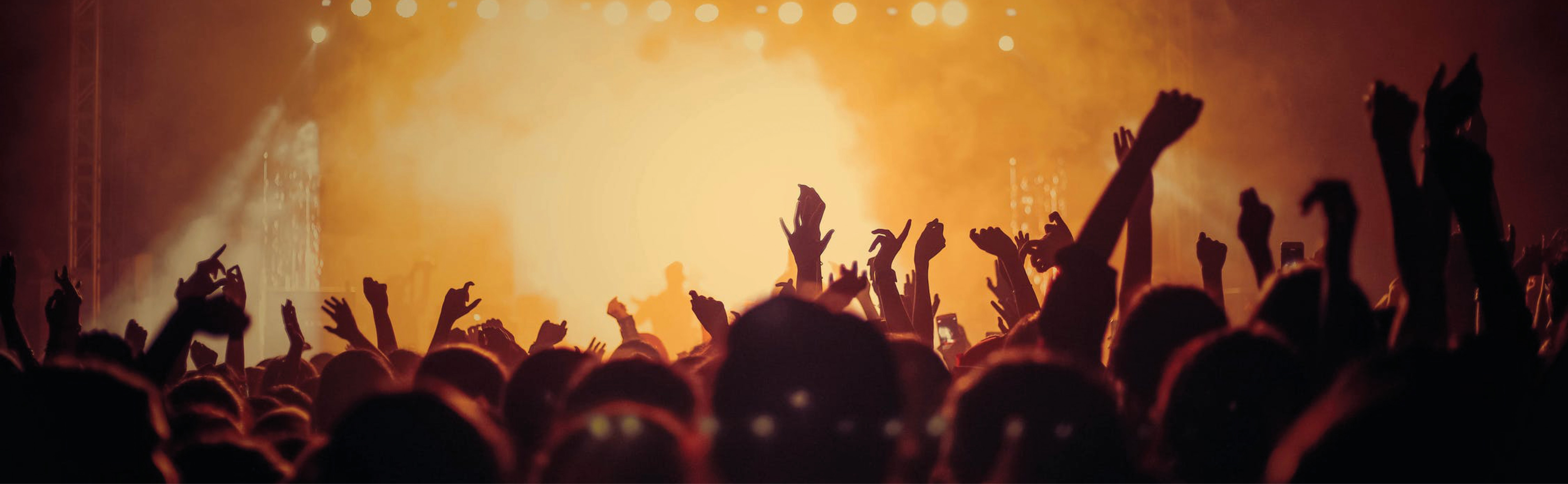Menschenmenge vor Bühne