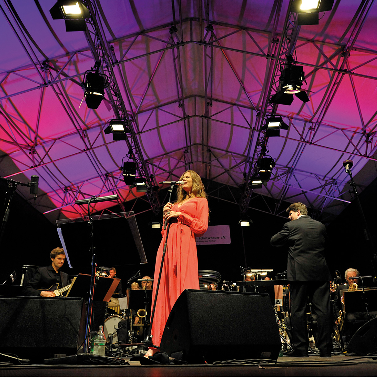 Sängerin und Band auf Bühne