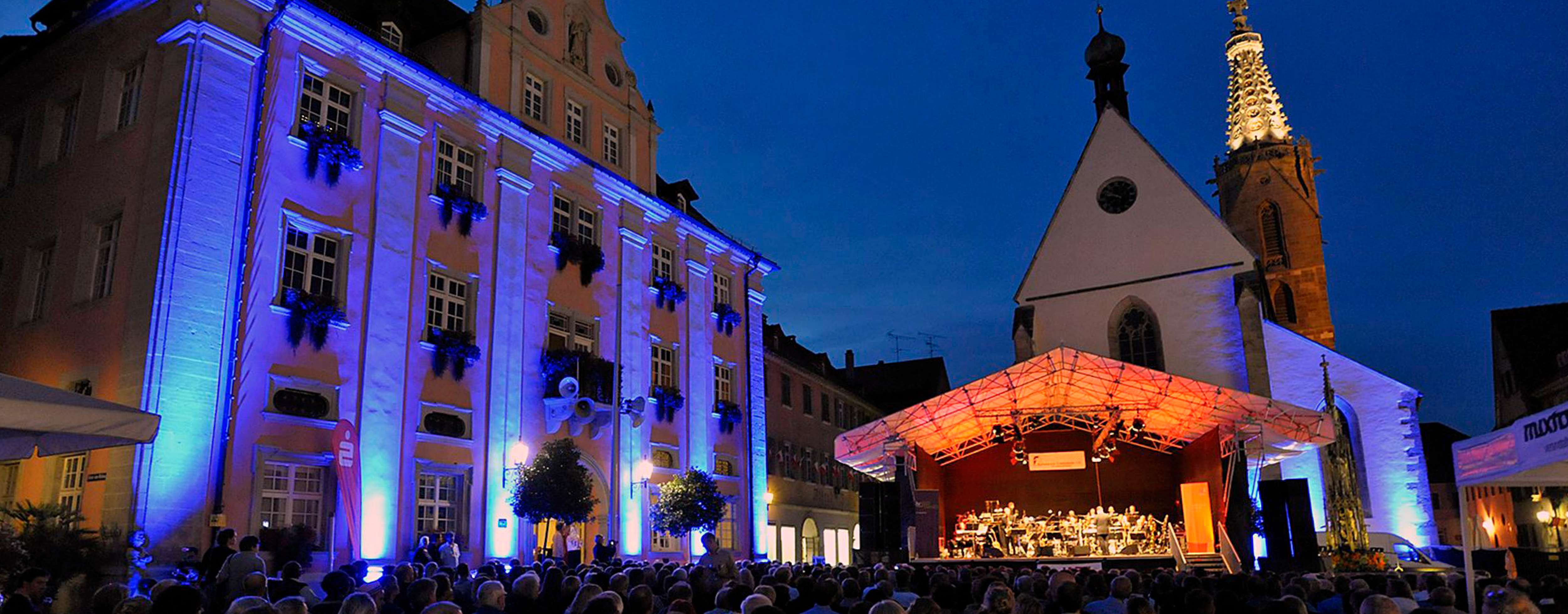 Veranstaltung mit Bühne und Publikum auf dem Marktplatz 