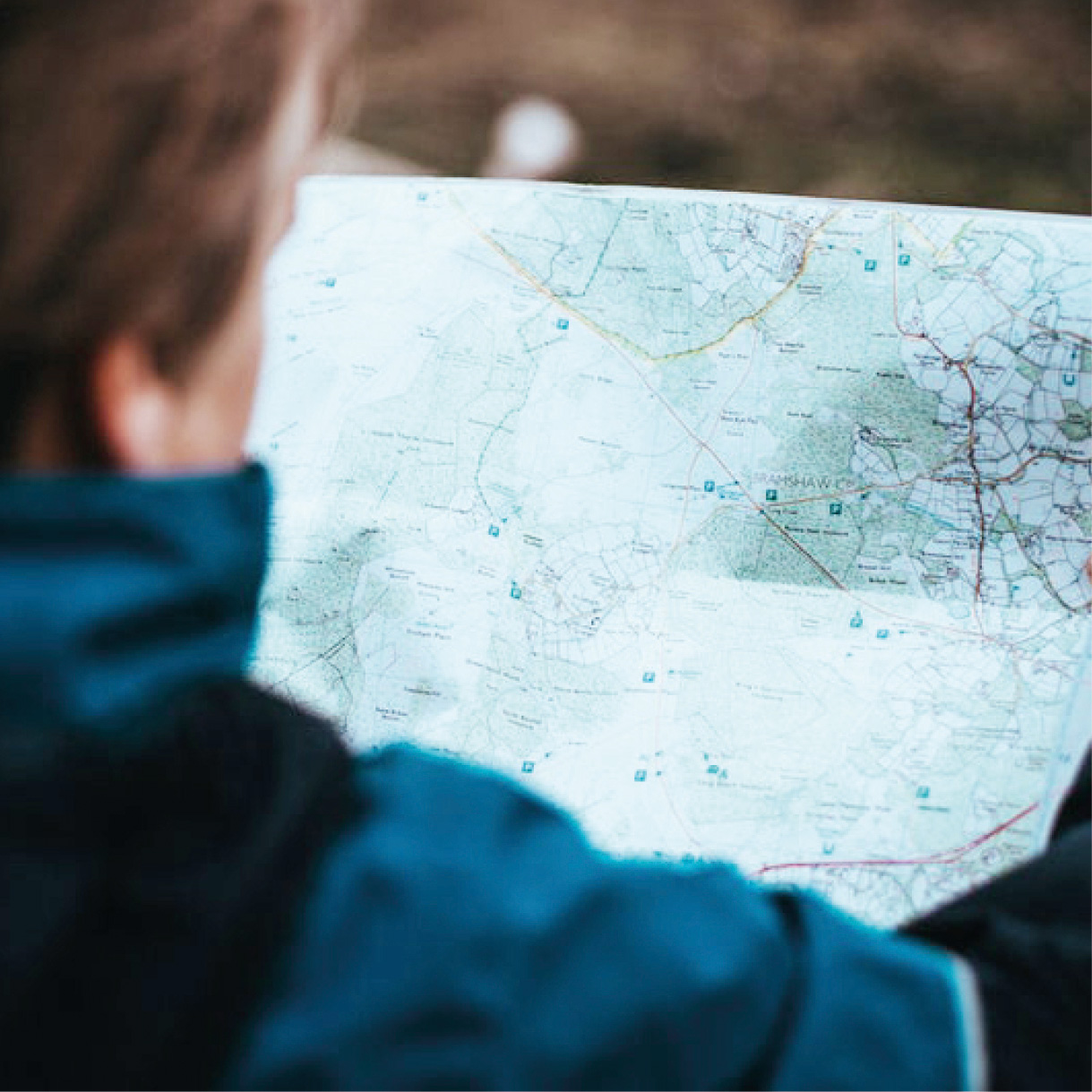 Person schaut auf Landkarte