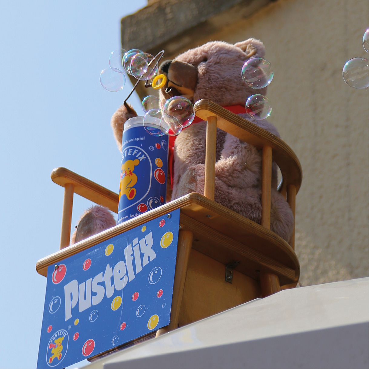 Teddybär  der mit Pustefix Seifenblasen macht