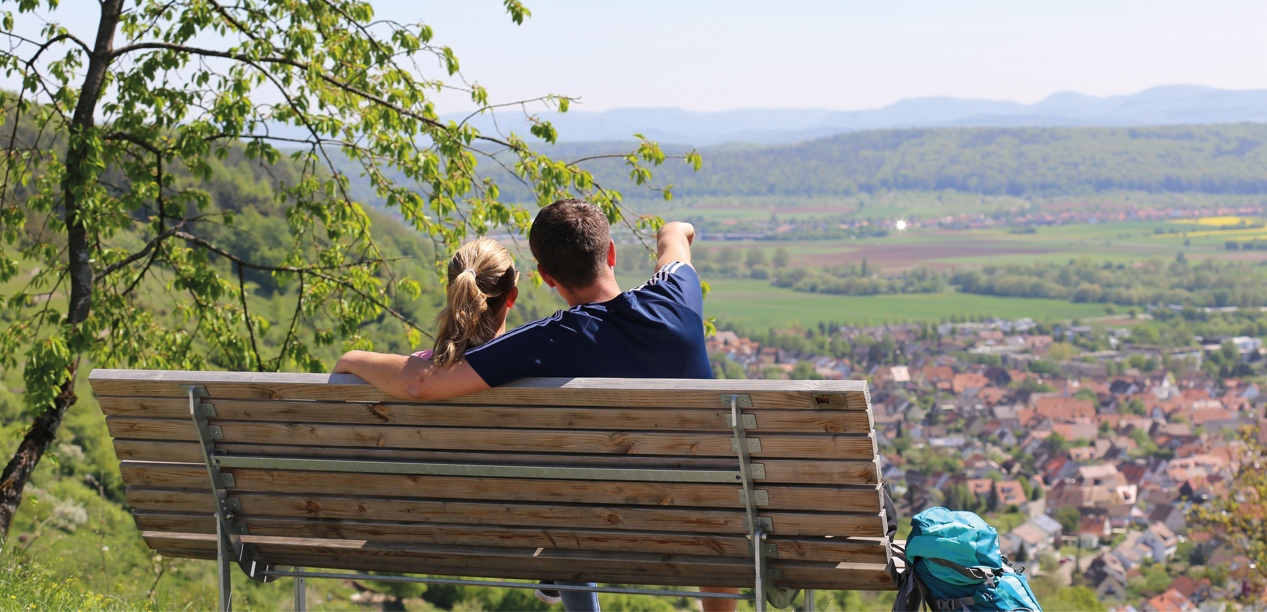 Paar auf Rastbank mit Fernblick