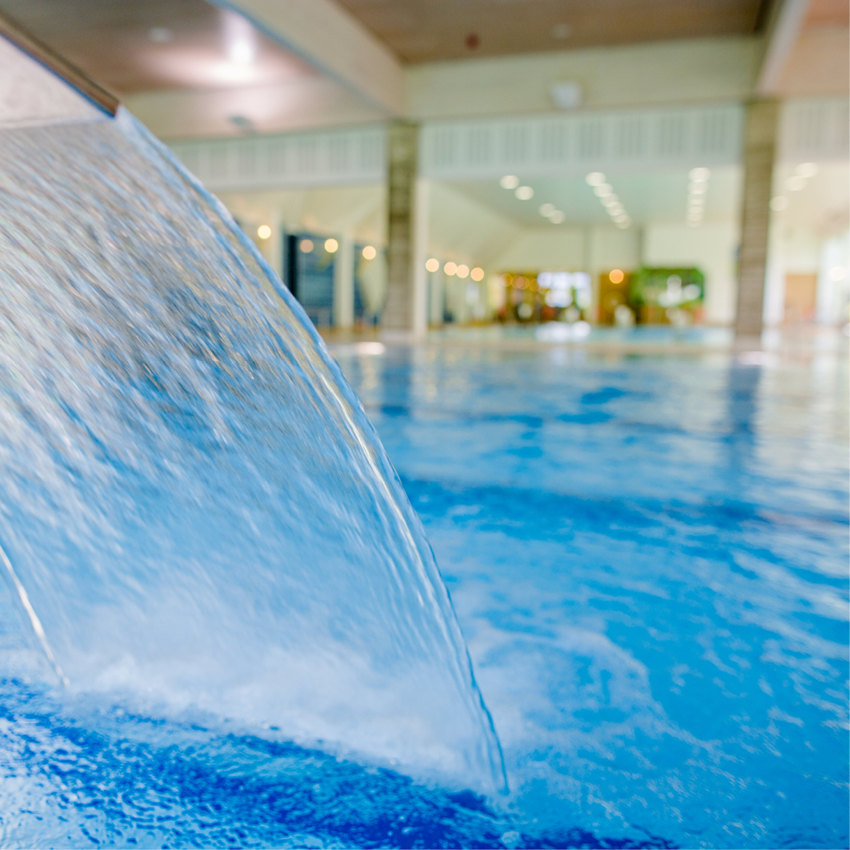 Wasserstrahl im Hallenbad