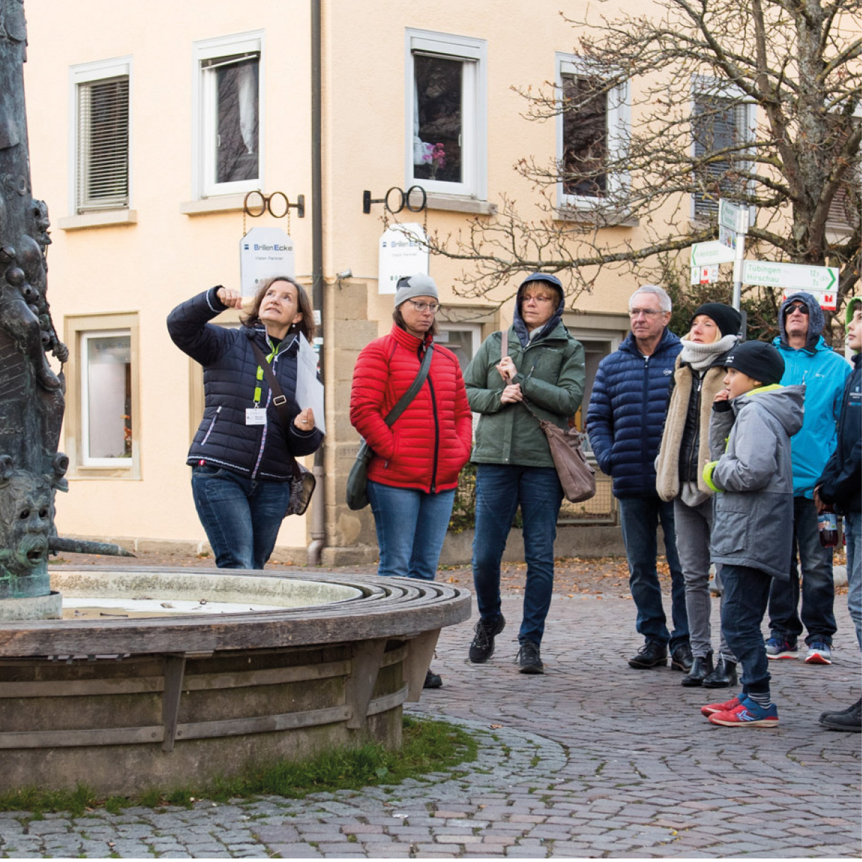 Gruppe und Stadtführerin am Narrenbrunnen