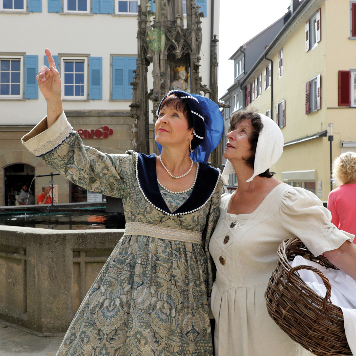 Stadtführerinnen im historischen Gewand