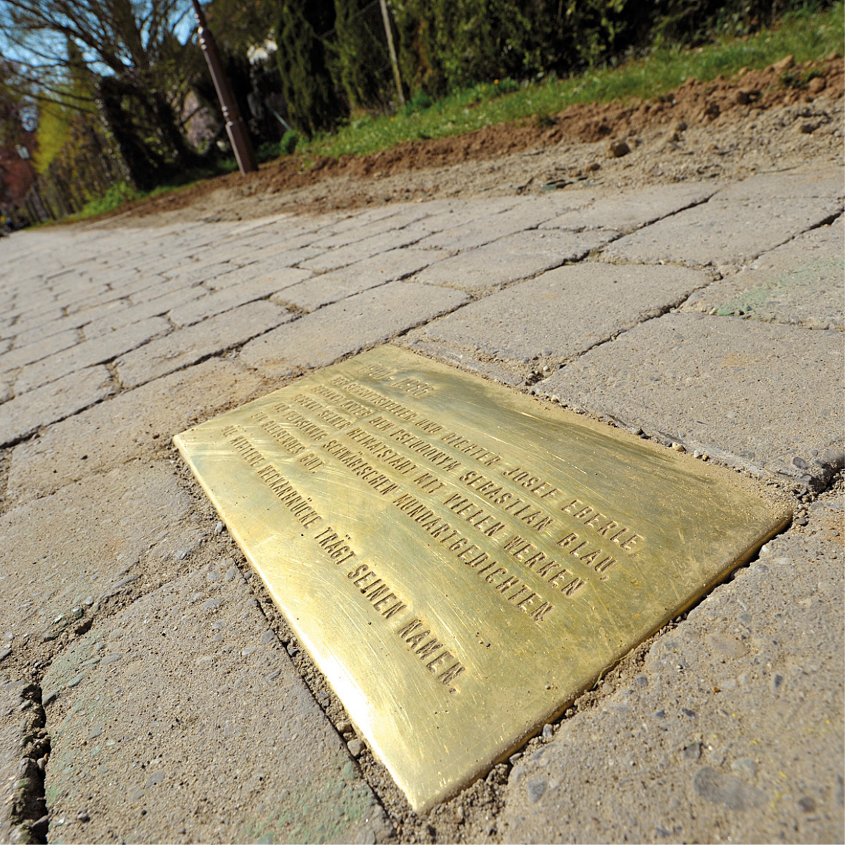 Messingtafel eingelassen im Boden
