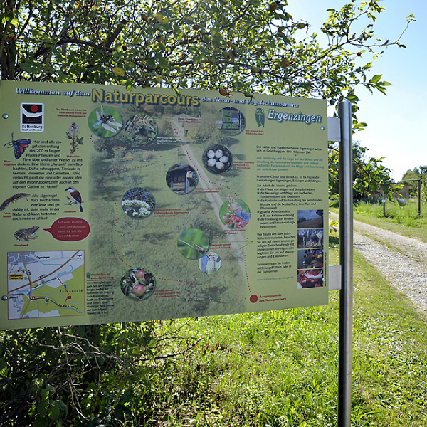 Schild an der Seite eines Wegs