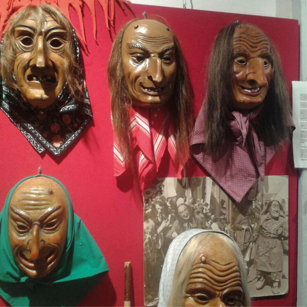 Hexenmasken aus Holz