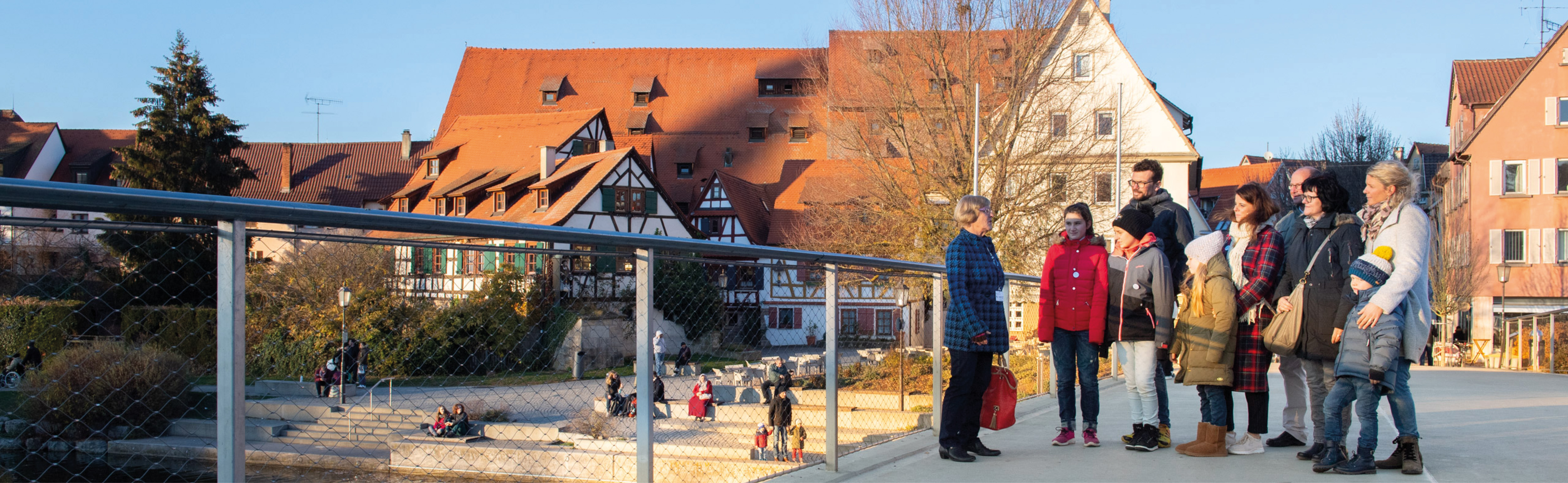 Gruppe bei Stadtführung auf Neckarbrücke