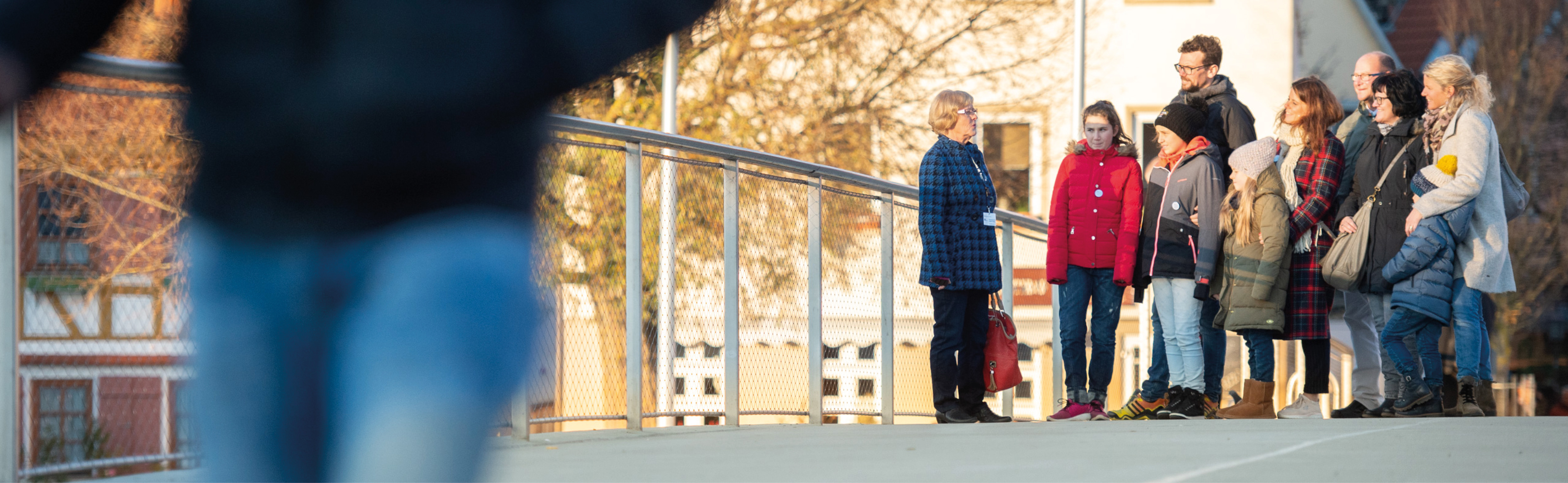 Stadtführerin mit Gruppe auf der Neckarbrücke