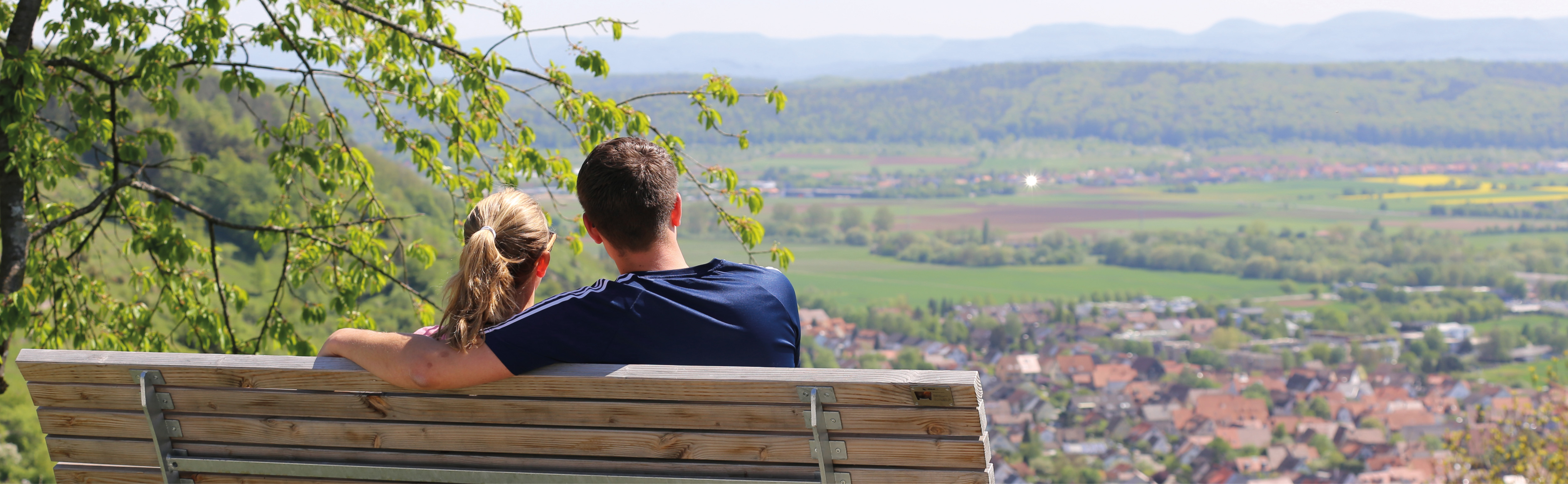 Paar auf Rastbank mit Fernblick