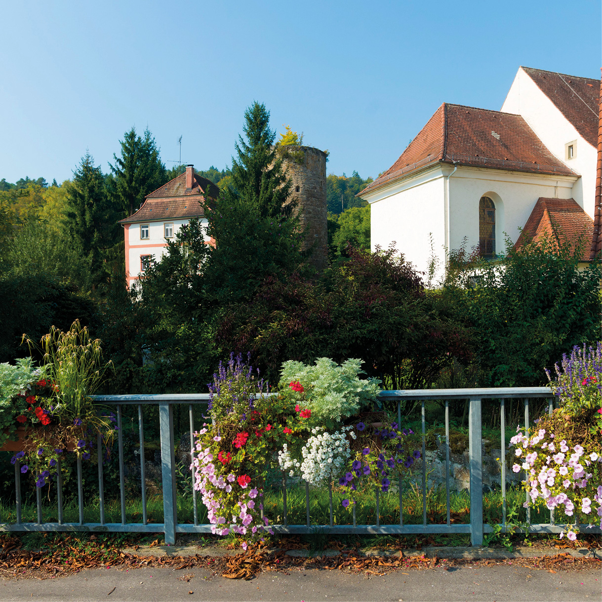 Brücke mit Blumenschmuck und Obernauer Eselsturm im Hintergrund