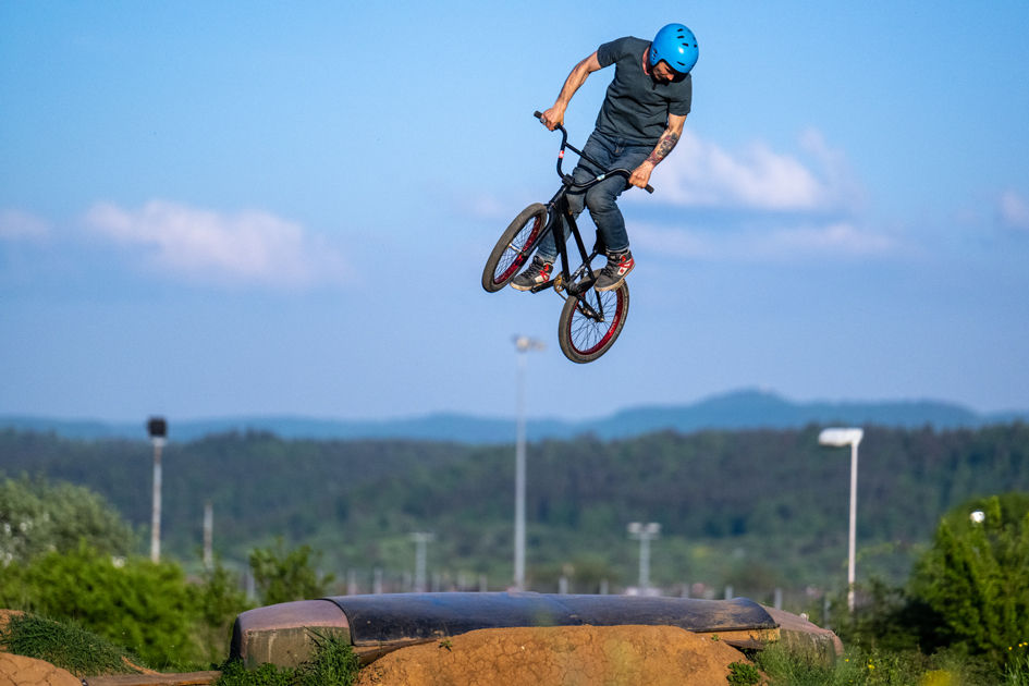 Biker springt im Bike Park
