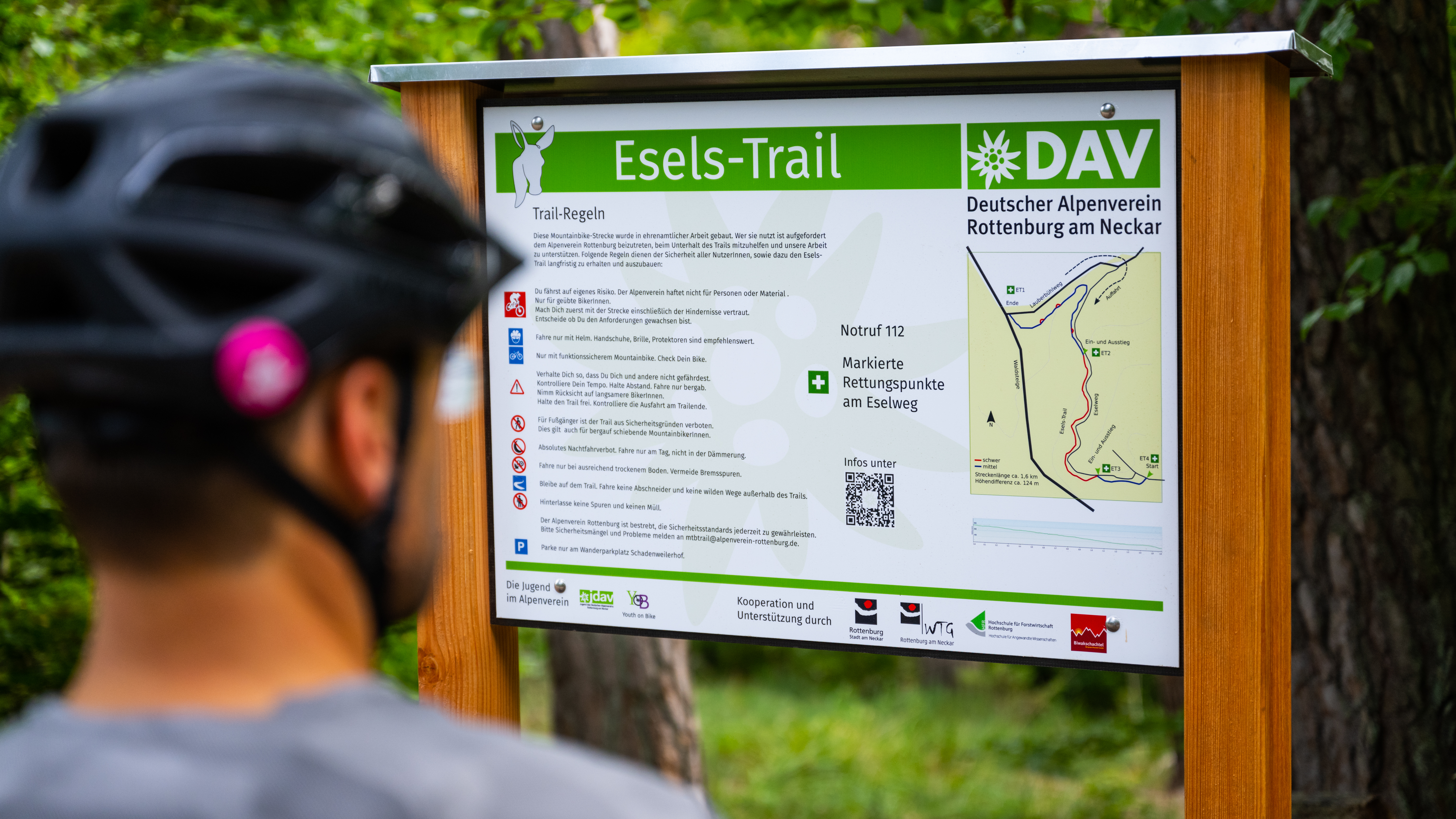 Mountainbiker vor Infotafel