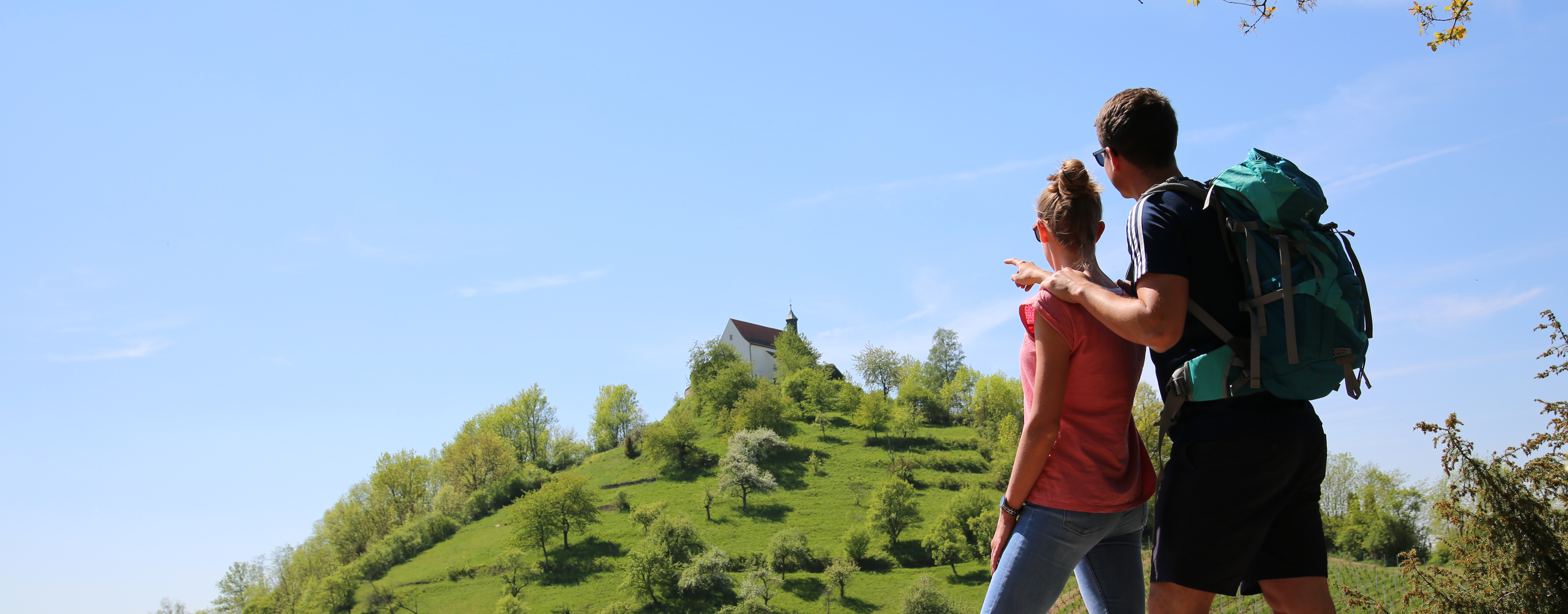 Wanderer blicken auf die Wurmlinger Kapelle