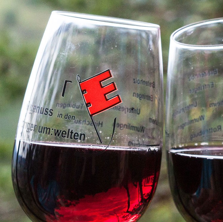 Zwei Weingläser mit Rotwein