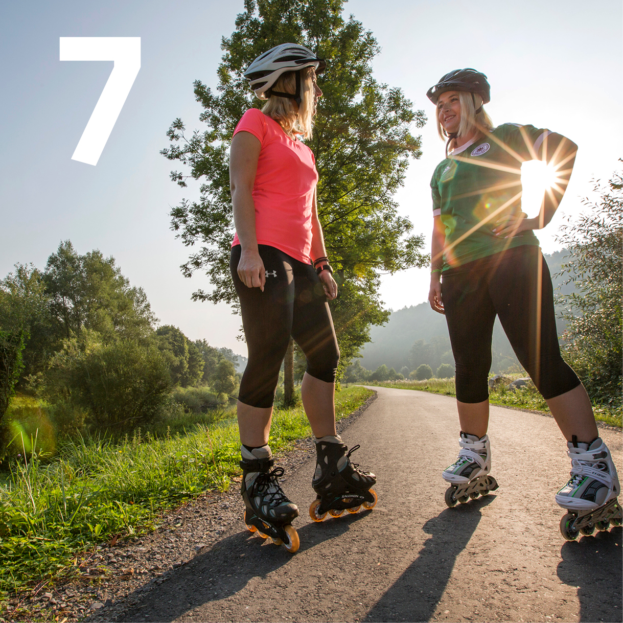 Zwei Inline-Fahrerinnen auf einem Weg am Neckar 