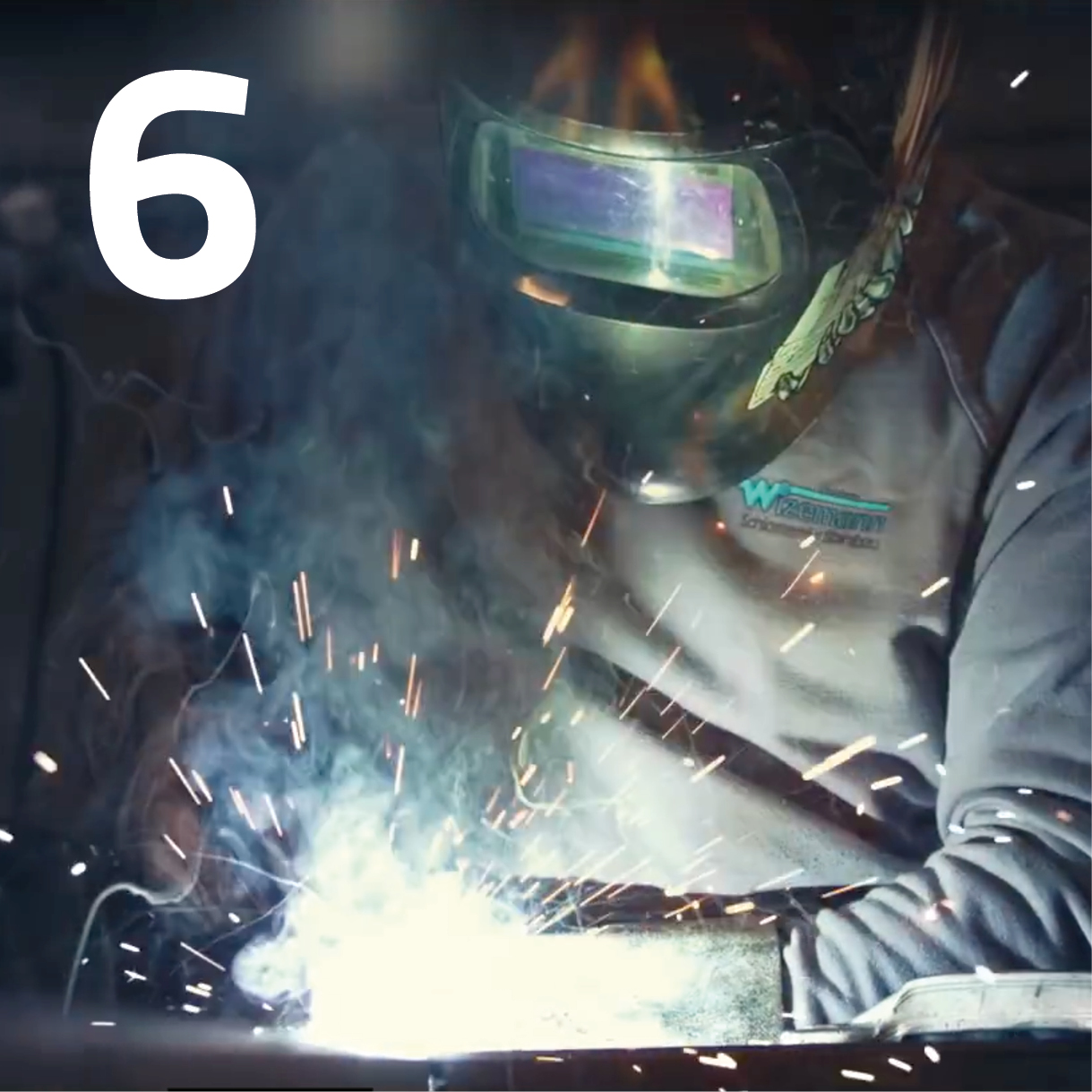 Funken fliegen beim schweißen