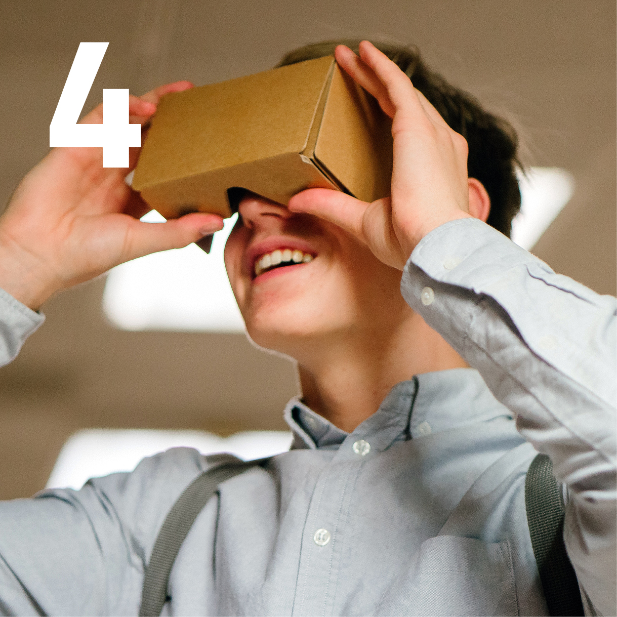 Junge schaut in einen Karton