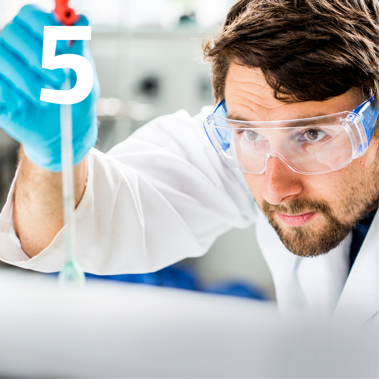 Mann im Labor in der Hochschule für Forstwirtschaft