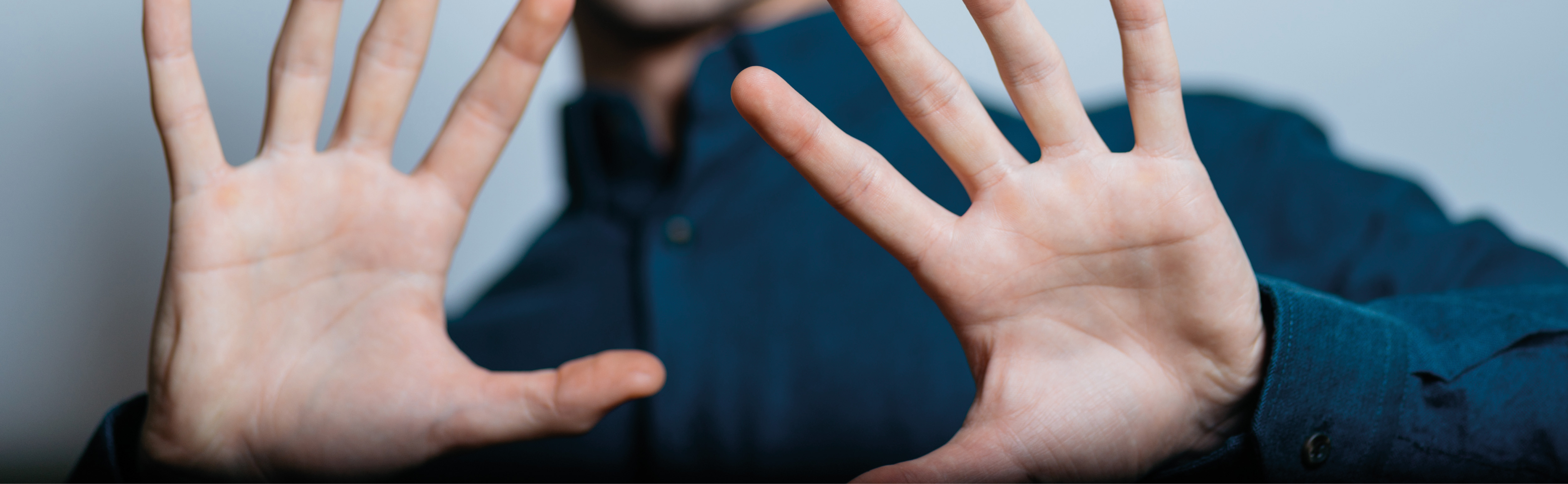 Mann zeigt 10 Finger in die Kamera