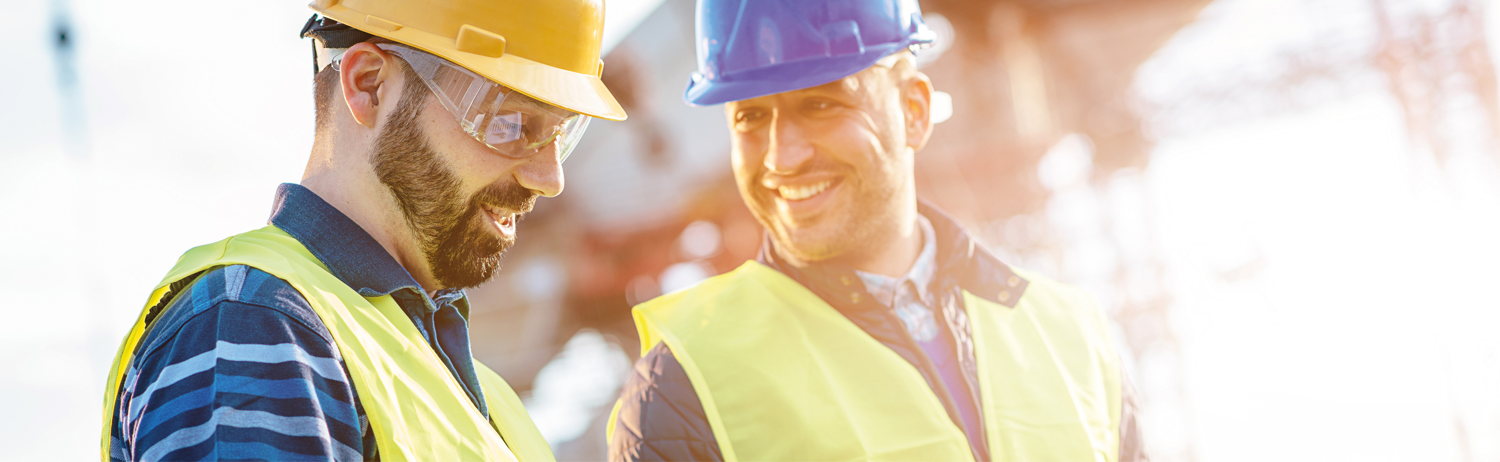Zwei Männer mit Bauhelmen